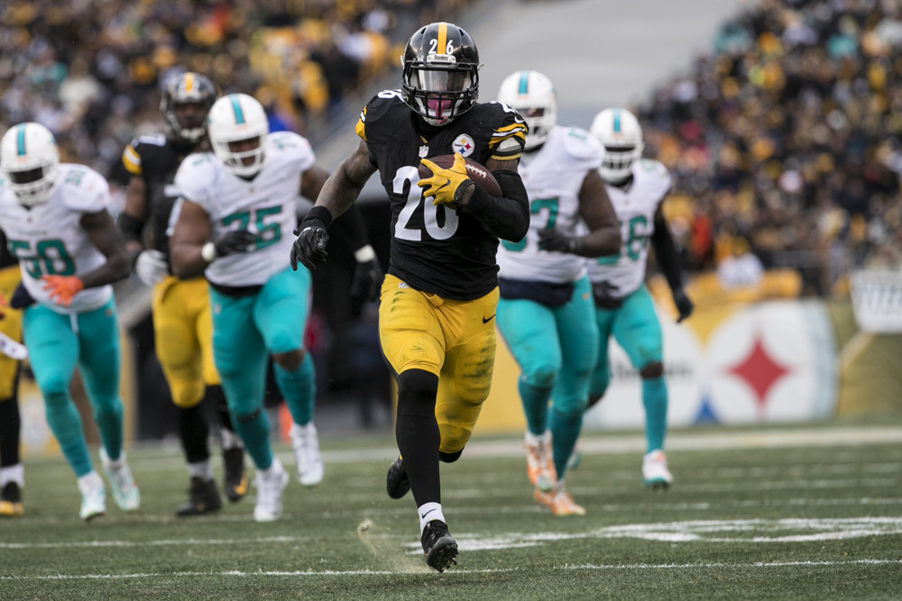 PITTSBURGH, PA - JANUARY 08: Pittsburgh Steelers running back Le'Veon Bell (26) runs with the ball during the NFL Football Wild Card Playoff game between the Miami Dolphins and the Pittsburgh Steelers on January 8, 2017, at Heinz Field in Pittsburgh, PA. (Photo by Mark Alberti/Icon Sportswire)